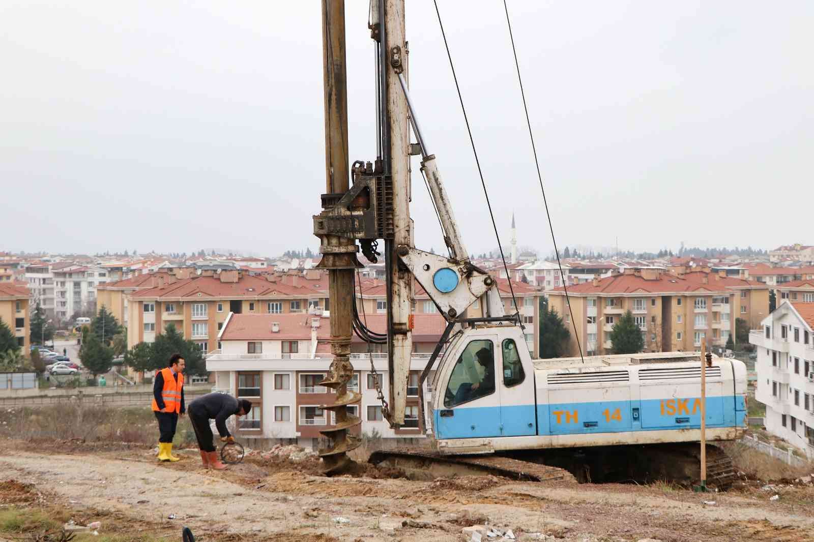 Yalova ile Çiftlikköy’ü birbirine bağlayan ana arterlerden Şehit Ömer Halisdemir Caddesi’ndeki toprak kaymasının ardından fore kazık çalışmaları ...