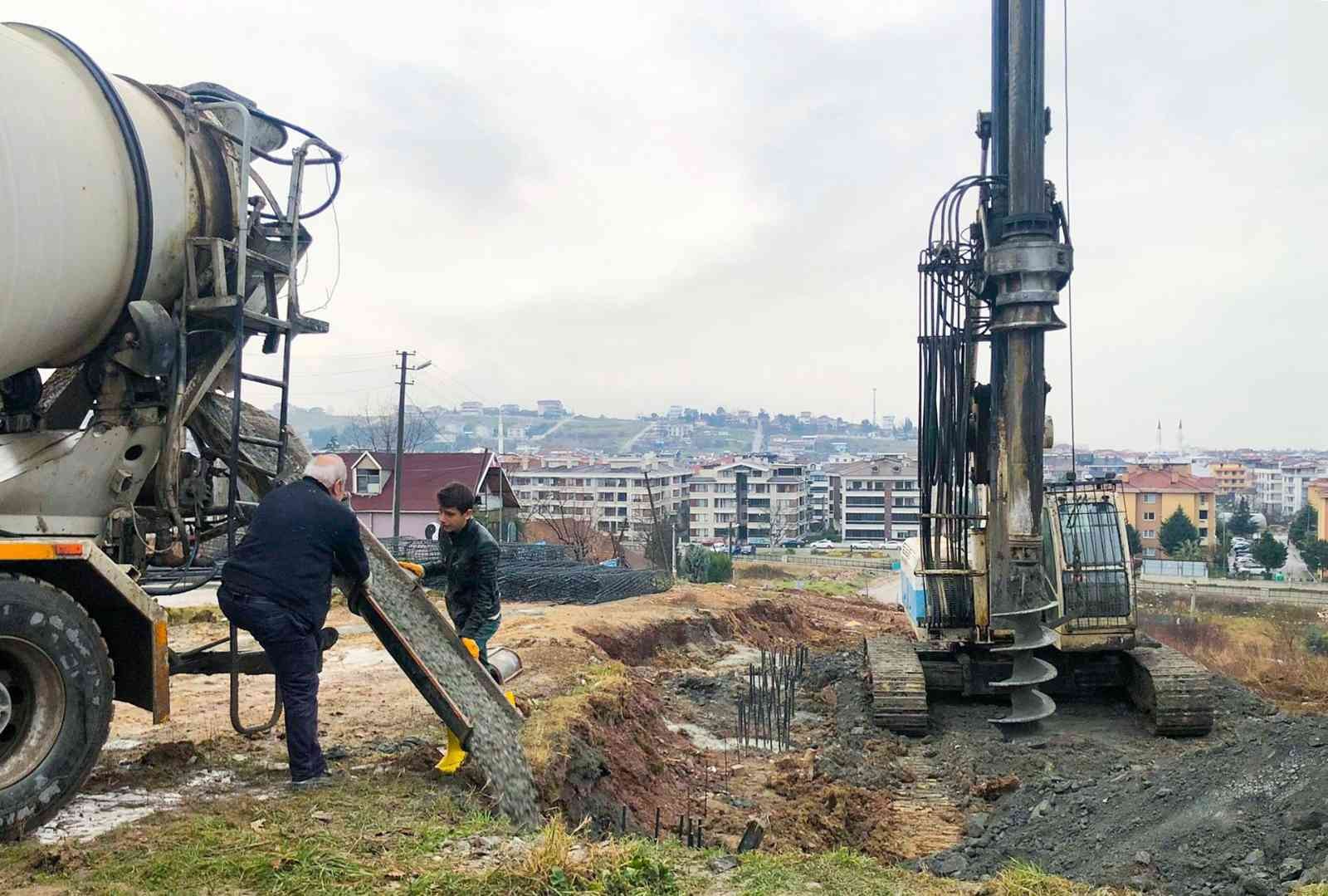 Yalova ile Çiftlikköy’ü birbirine bağlayan ana arterlerden Şehit Ömer Halisdemir Caddesi’ndeki toprak kaymasının ardından fore kazık çalışmaları ...