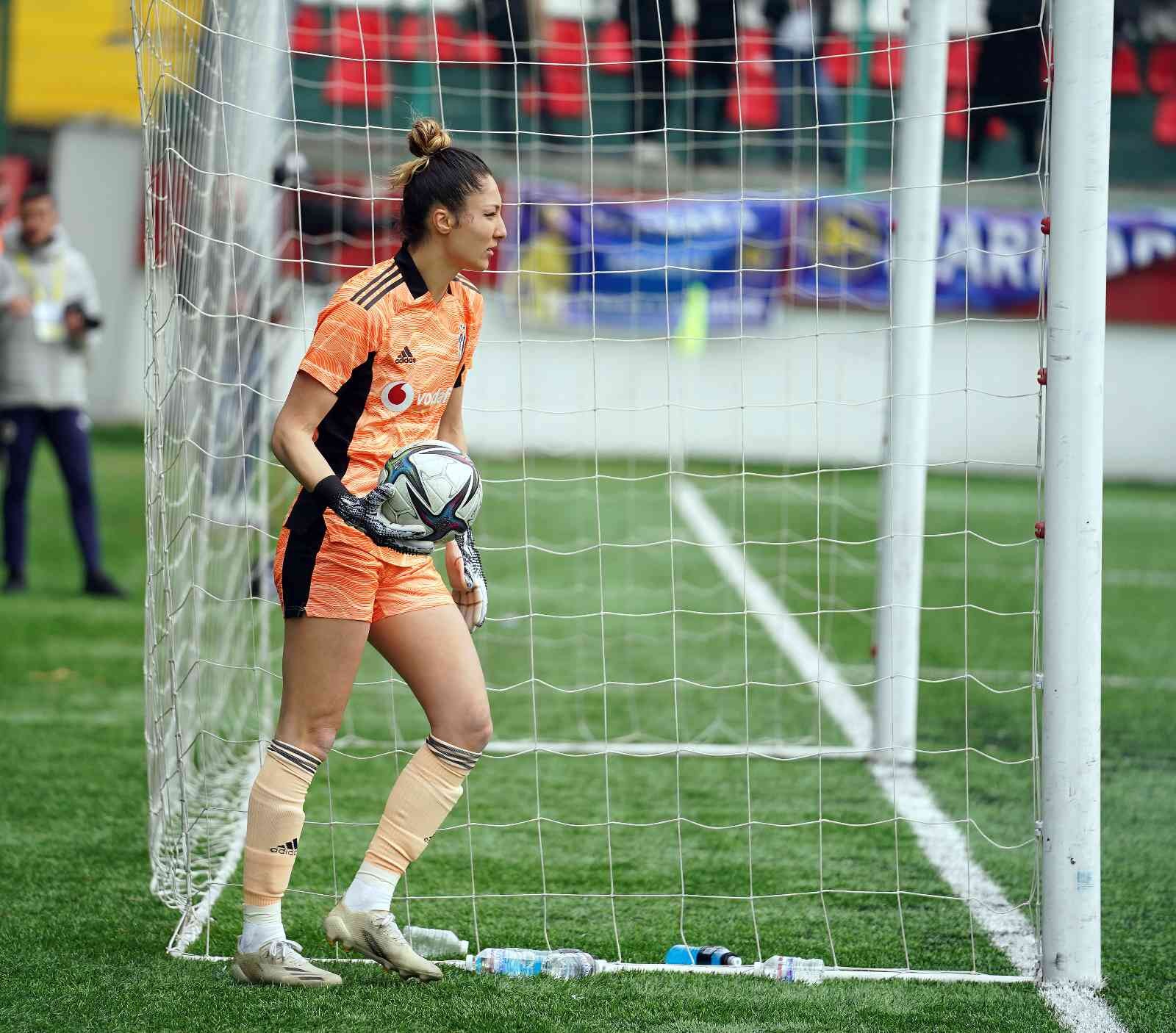 Turkcell Kadın Futbol Süper Ligi 12. hafta mücadelesinde Fenerbahçe, Beşiktaş’ı konuk etti. Sarı-lacivertli ekip 2-1 kazanırken, siyah-beyazlılar ...