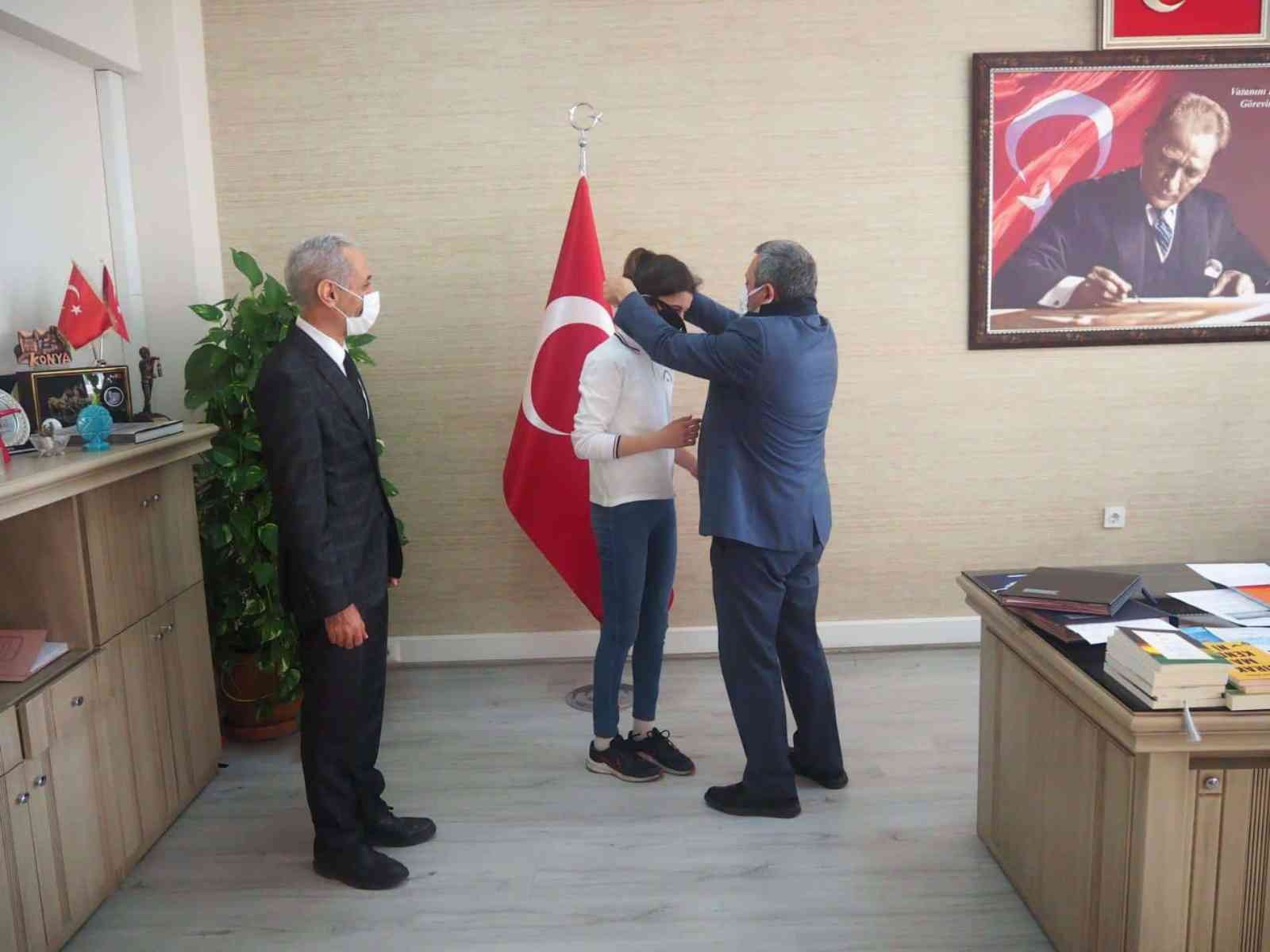 Uzun atlama branşında Türkiye şampiyonu olan öğrenci, başarısını Çorlu İlçe Milli Eğitim Müdürü Erdoğan’ı ziyaret ederek paylaştı. Atletizm Uzun ...