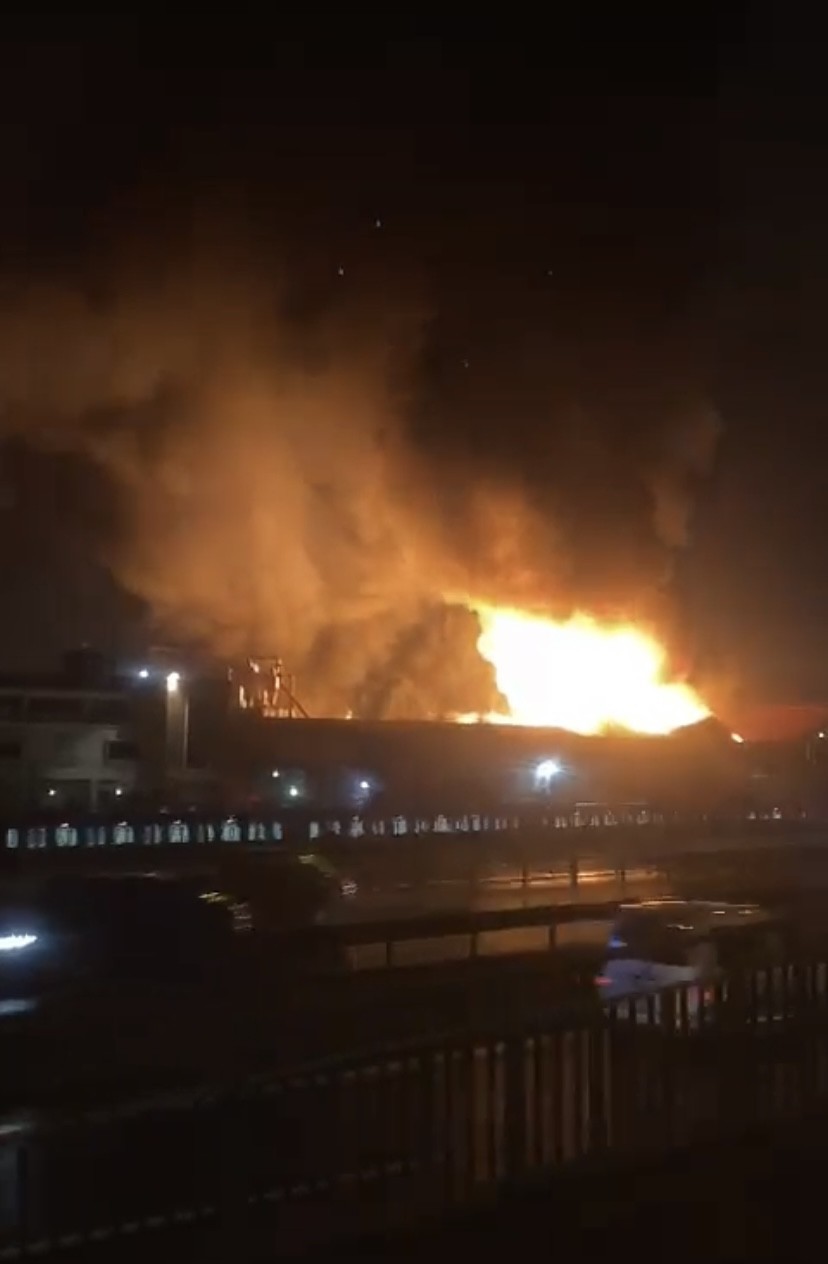 Tuzla’da iplik fabrikasında henüz belirlenemeyen bir nedenle yangın çıktı. Alevlere teslim olan fabrika yangınına itfaiye ekiplerince müdahale ...