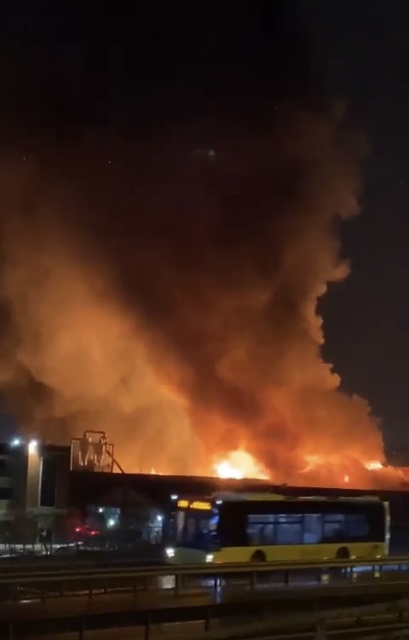 Tuzla’da iplik fabrikasında henüz belirlenemeyen bir nedenle yangın çıktı. Alevlere teslim olan fabrika yangınına itfaiye ekiplerince müdahale ...