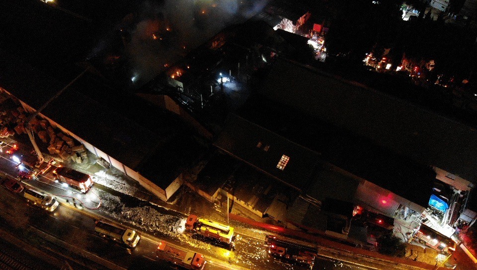 Tuzla’da fabrika yangını itfaiye ekiplerinin 3 buçuk saatlik çalışmasının ardından kontrol altına alındı. Soğutma çalışmalarına devam eden ...