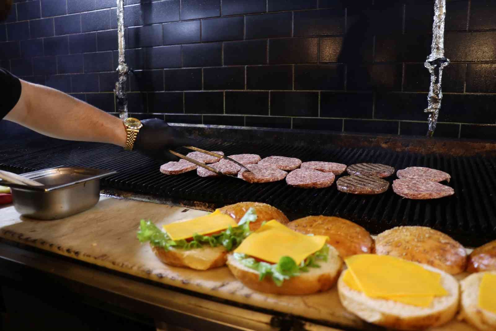 Dünya genelinde fast food ürünleri arasında en fazla tüketilmekte olan ve daha ucuz olması için katkı maddeleri ile müşteriye sunulan bazı ...