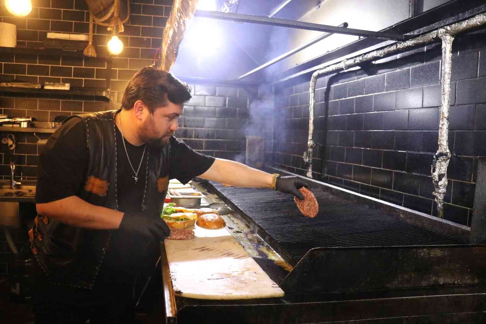 Dünya genelinde fast food ürünleri arasında en fazla tüketilmekte olan ve daha ucuz olması için katkı maddeleri ile müşteriye sunulan bazı ...