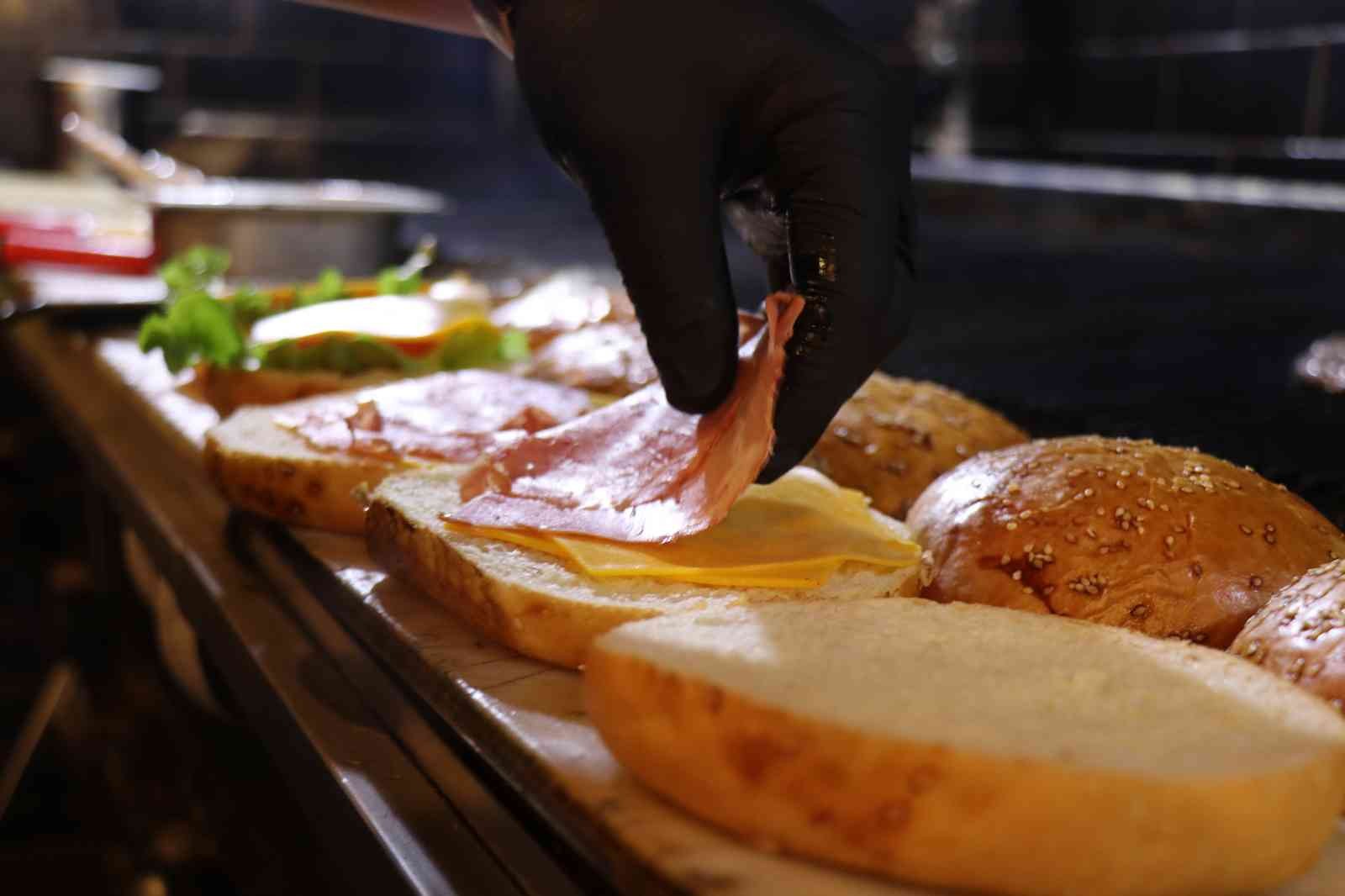 Dünya genelinde fast food ürünleri arasında en fazla tüketilmekte olan ve daha ucuz olması için katkı maddeleri ile müşteriye sunulan bazı ...