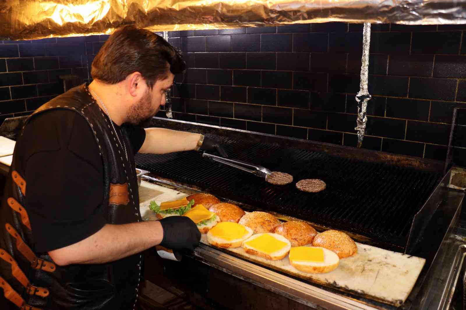 Dünya genelinde fast food ürünleri arasında en fazla tüketilmekte olan ve daha ucuz olması için katkı maddeleri ile müşteriye sunulan bazı ...