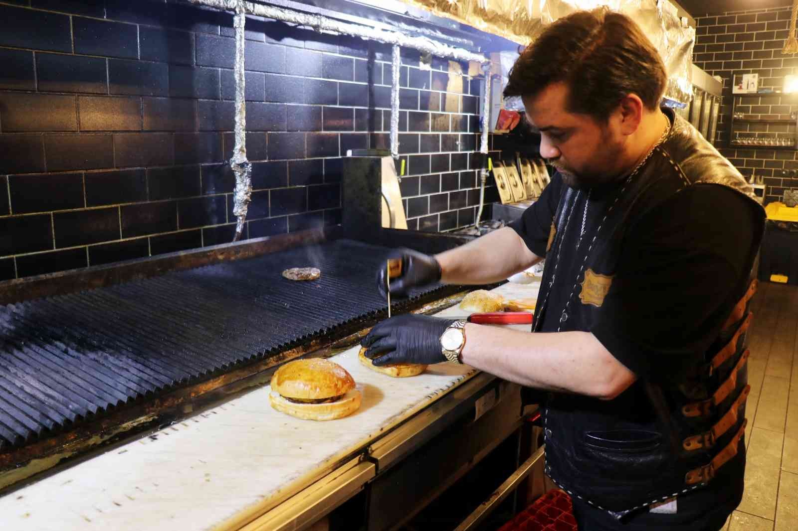 Dünya genelinde fast food ürünleri arasında en fazla tüketilmekte olan ve daha ucuz olması için katkı maddeleri ile müşteriye sunulan bazı ...