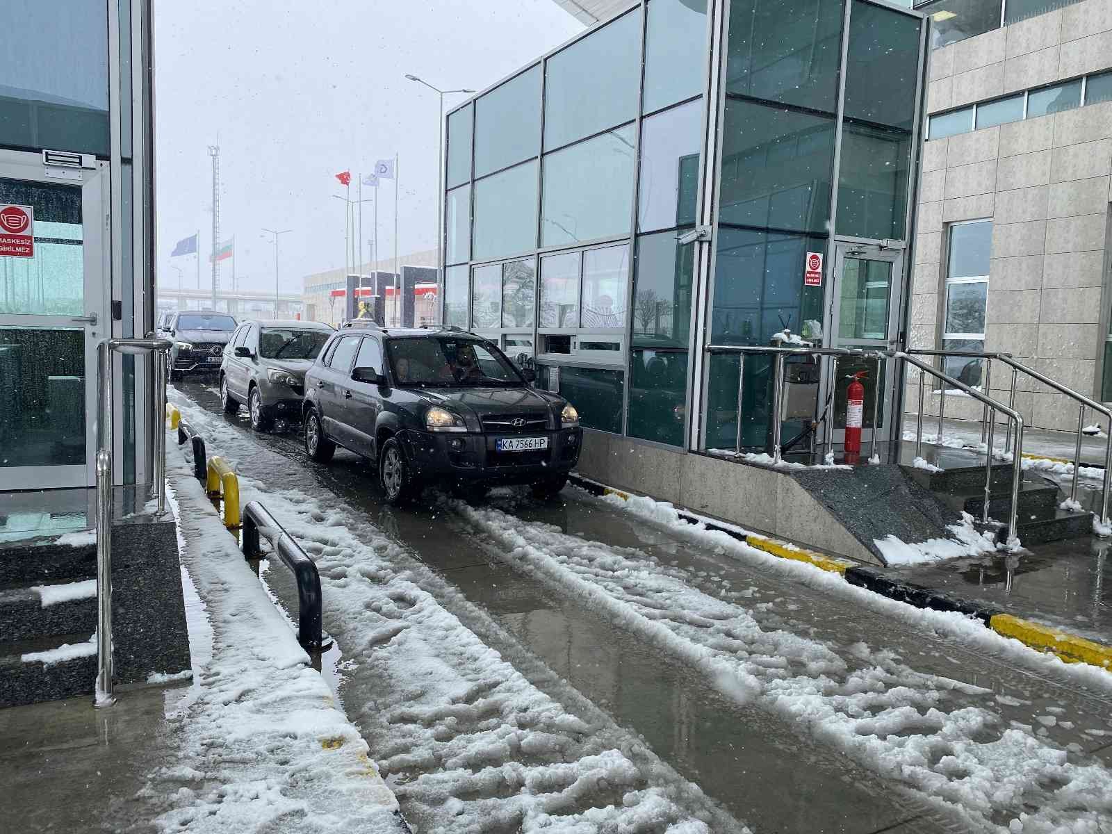 Ukrayna’daki Rusya saldırıları sonrası Türk vatandaşları otobüs kafileleri dışında araçlarıyla münferit olarak gelmeye devam ediyor. Çocuklarıyla ...