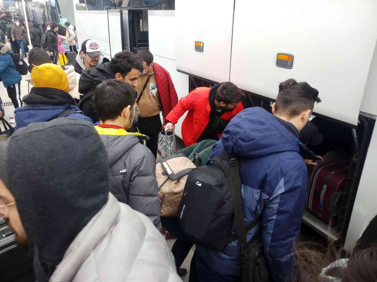 Rusya’nın Ukrayna’ya saldırısı sonrası kara yoluyla bölgeden tahliye edilen Türk vatandaşları İstanbul’a geldi. Rusya’nın Ukrayna’ya saldırısı ...