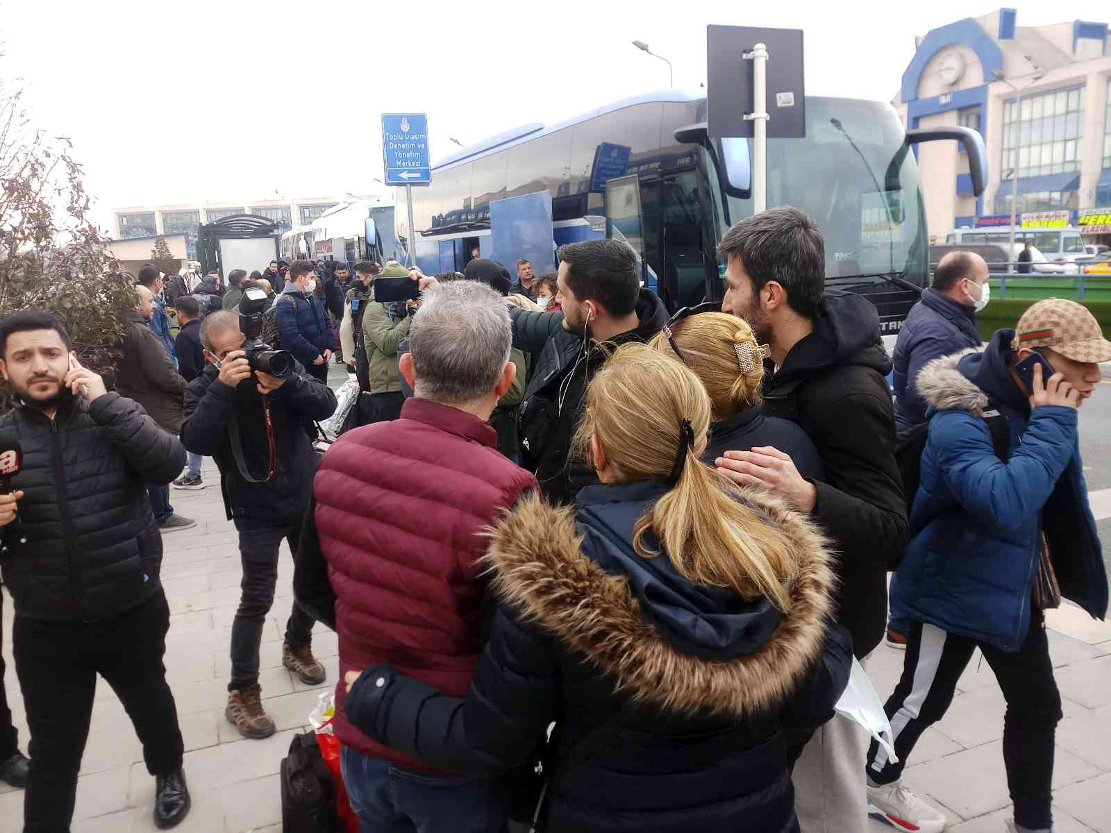 Rusya’nın Ukrayna’ya saldırısı sonrası kara yoluyla bölgeden tahliye edilen Türk vatandaşları İstanbul’a geldi. Rusya’nın Ukrayna’ya saldırısı ...