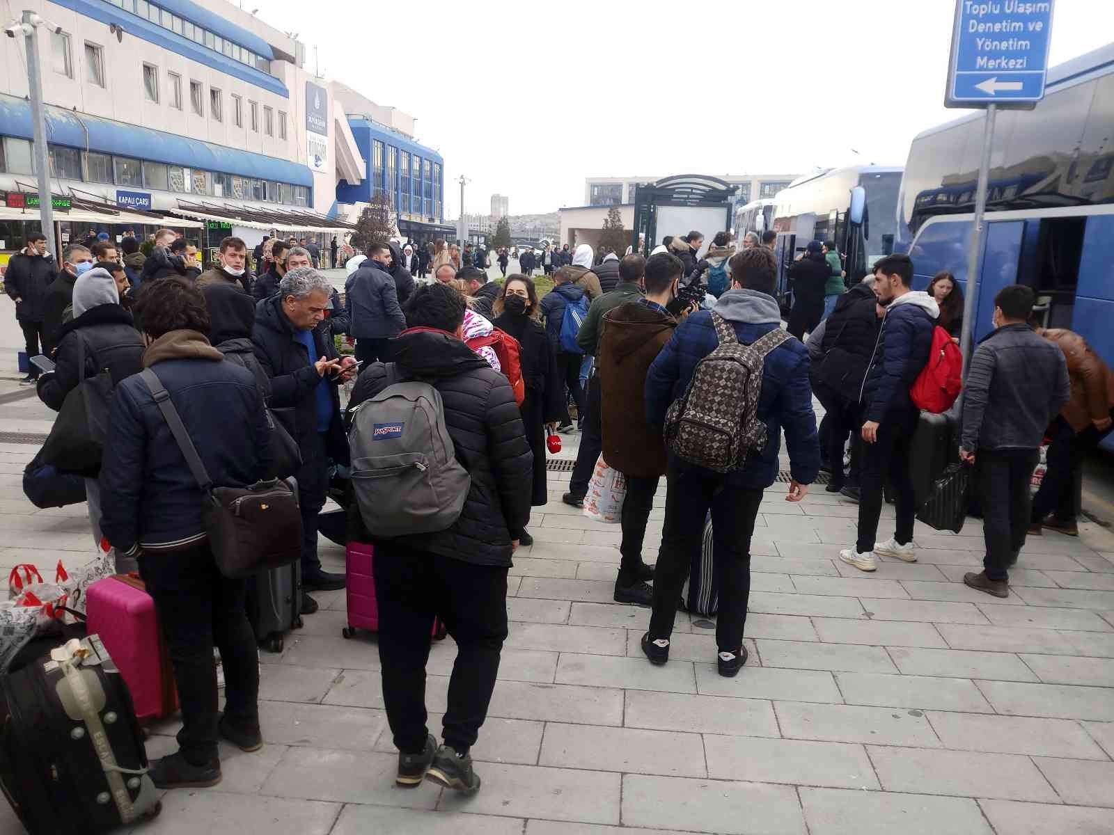 Rusya’nın Ukrayna’ya saldırısı sonrası kara yoluyla bölgeden tahliye edilen Türk vatandaşları İstanbul’a geldi. Rusya’nın Ukrayna’ya saldırısı ...