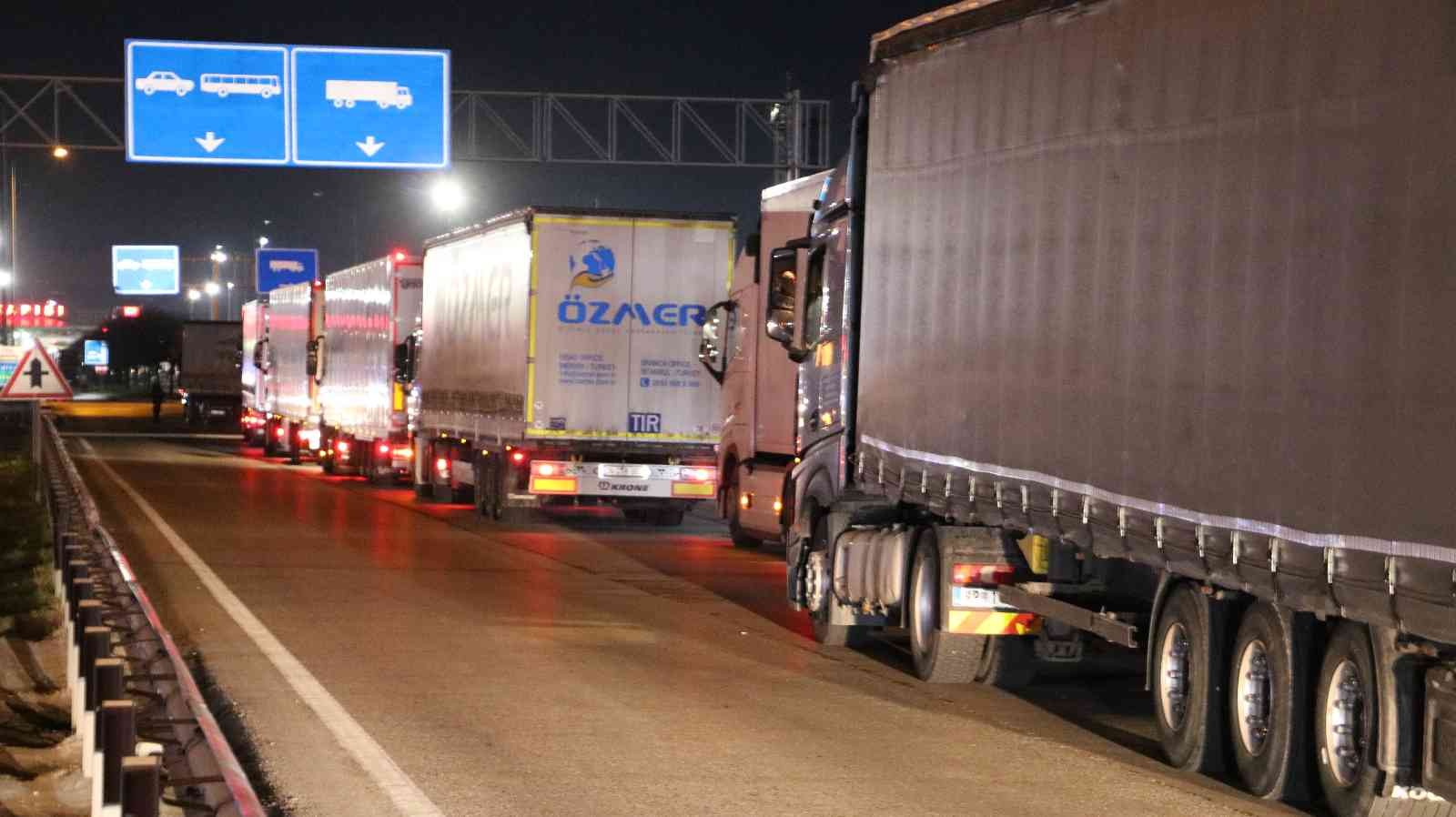 Rusya’nın Ukrayna’ya yönelik askeri müdahalesi sebebiyle Ukrayna’nın birçok sınır kapısında işlem yapılmadığını belirten tır şoförleri, Kapıkule ...