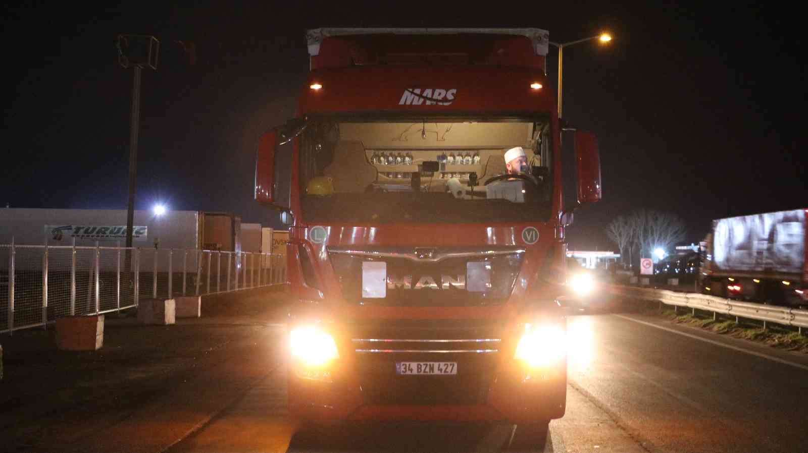 Rusya’nın Ukrayna’ya yönelik askeri müdahalesi sebebiyle Ukrayna’nın birçok sınır kapısında işlem yapılmadığını belirten tır şoförleri, Kapıkule ...