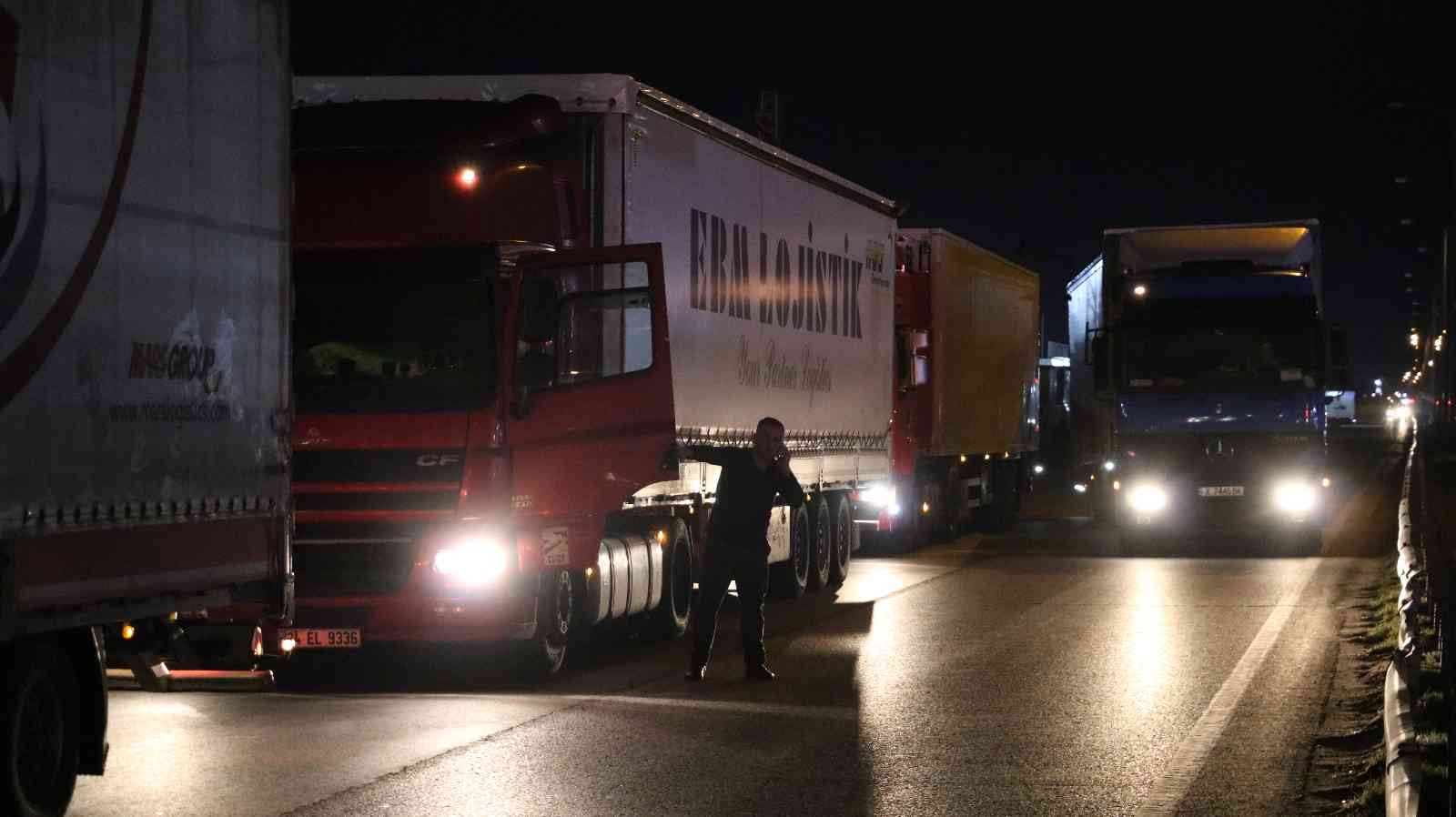 Rusya’nın Ukrayna’ya yönelik askeri müdahalesi sebebiyle Ukrayna’nın birçok sınır kapısında işlem yapılmadığını belirten tır şoförleri, Kapıkule ...