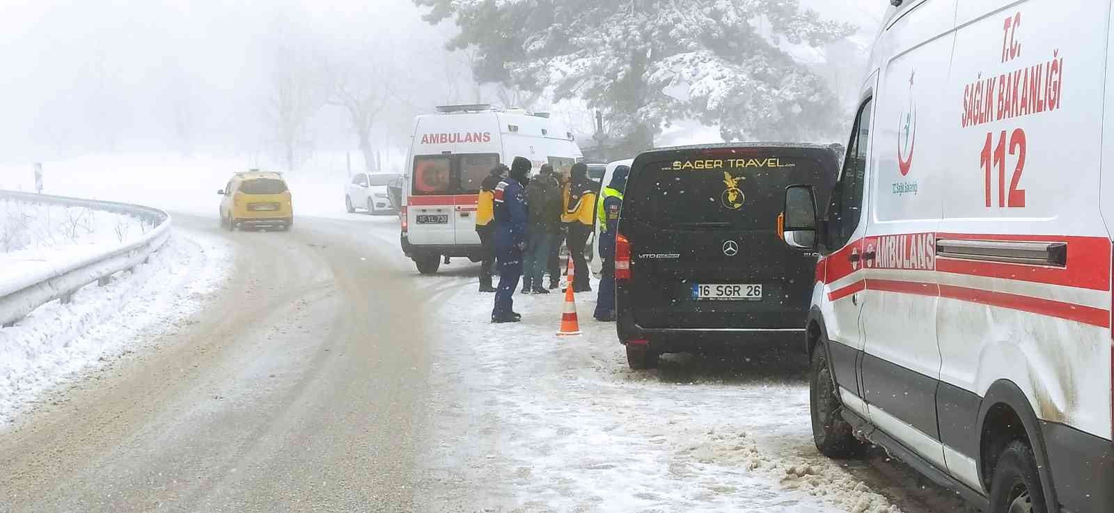 Bursa Uludağ yolunda etkili olan kar yağışı ve sis sonucu iki araç kafa kafaya çarpıştı. Çarpışma sonucu 3 kişi yaralandı. Kaza, dün öğle ...