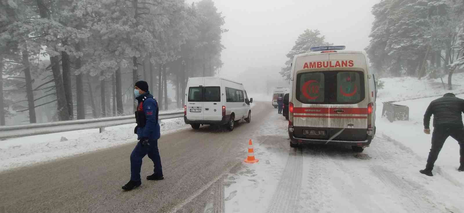 Bursa Uludağ yolunda etkili olan kar yağışı ve sis sonucu iki araç kafa kafaya çarpıştı. Çarpışma sonucu 3 kişi yaralandı. Kaza, dün öğle ...