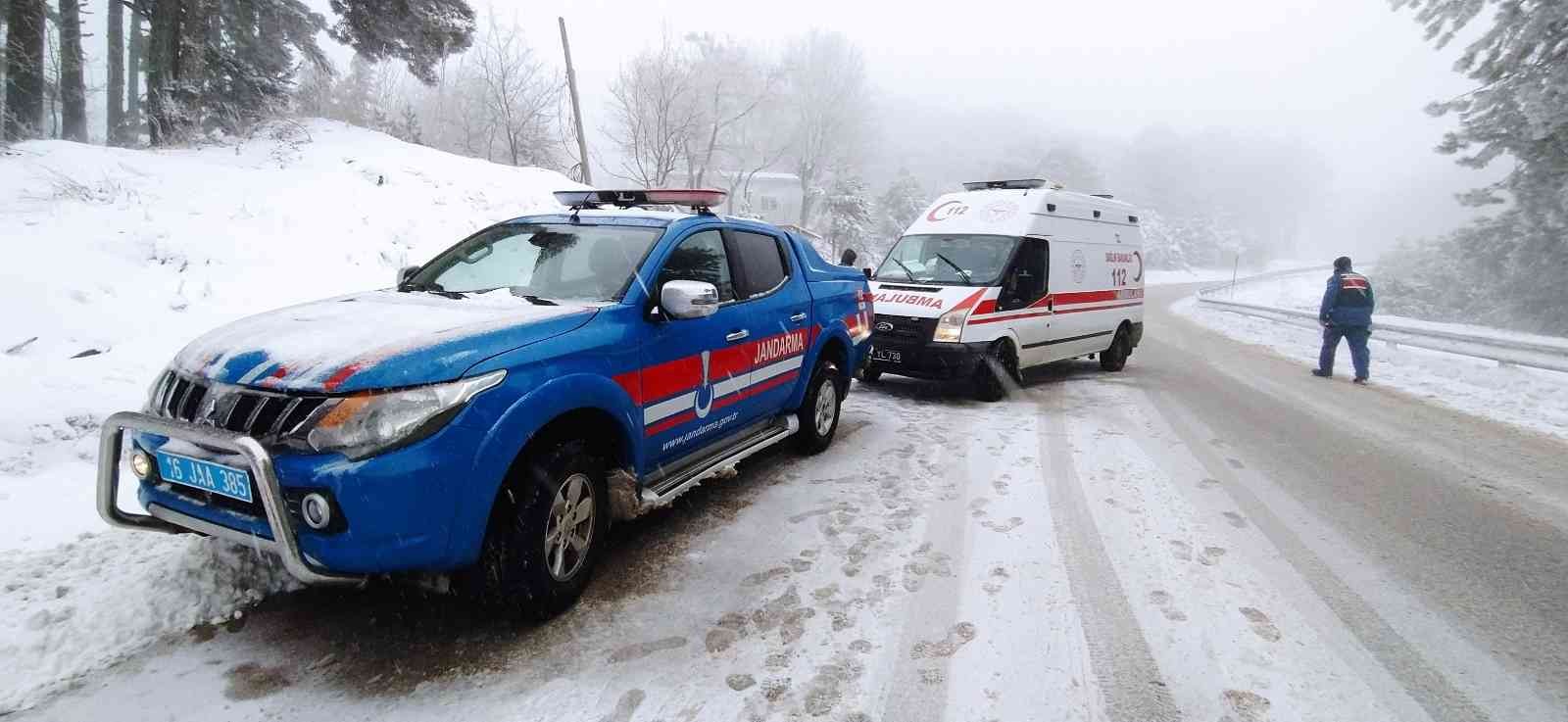 Bursa Uludağ yolunda etkili olan kar yağışı ve sis sonucu iki araç kafa kafaya çarpıştı. Çarpışma sonucu 3 kişi yaralandı. Kaza, dün öğle ...