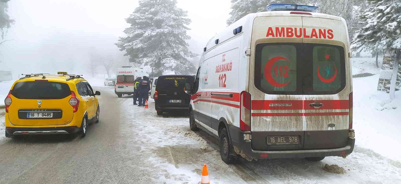 Bursa Uludağ yolunda etkili olan kar yağışı ve sis sonucu iki araç kafa kafaya çarpıştı. Çarpışma sonucu 3 kişi yaralandı. Kaza, dün öğle ...