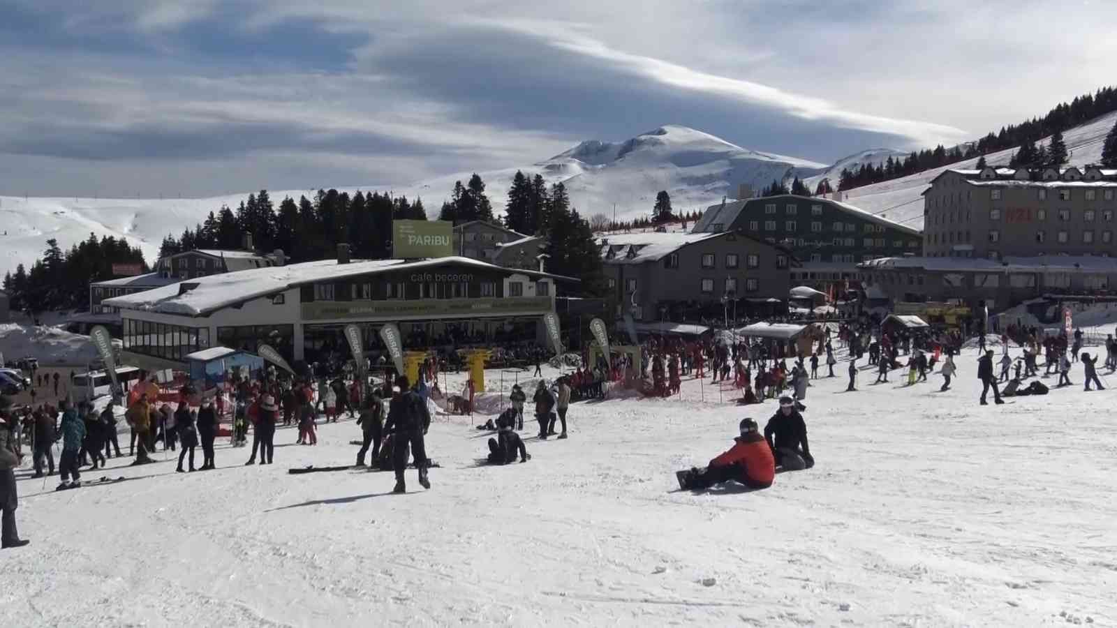 Uludağ’da tatilciler sezonun sonlarına doğru güneşli havada kayak yapmanın keyfini çıkarttı. Kış turizminin gözde merkezlerinden Uludağ’da sezon ...