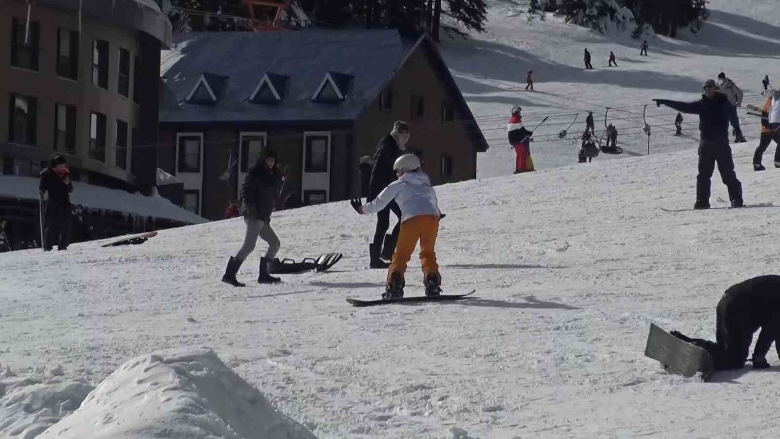 Uludağ’da tatilciler sezonun sonlarına doğru güneşli havada kayak yapmanın keyfini çıkarttı. Kış turizminin gözde merkezlerinden Uludağ’da sezon ...