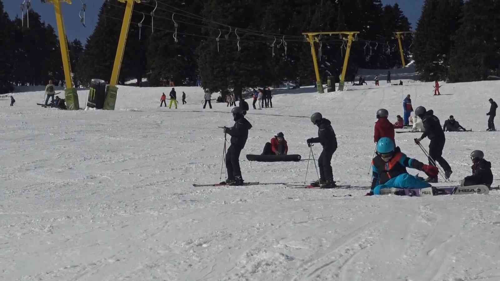 Uludağ’da tatilciler sezonun sonlarına doğru güneşli havada kayak yapmanın keyfini çıkarttı. Kış turizminin gözde merkezlerinden Uludağ’da sezon ...