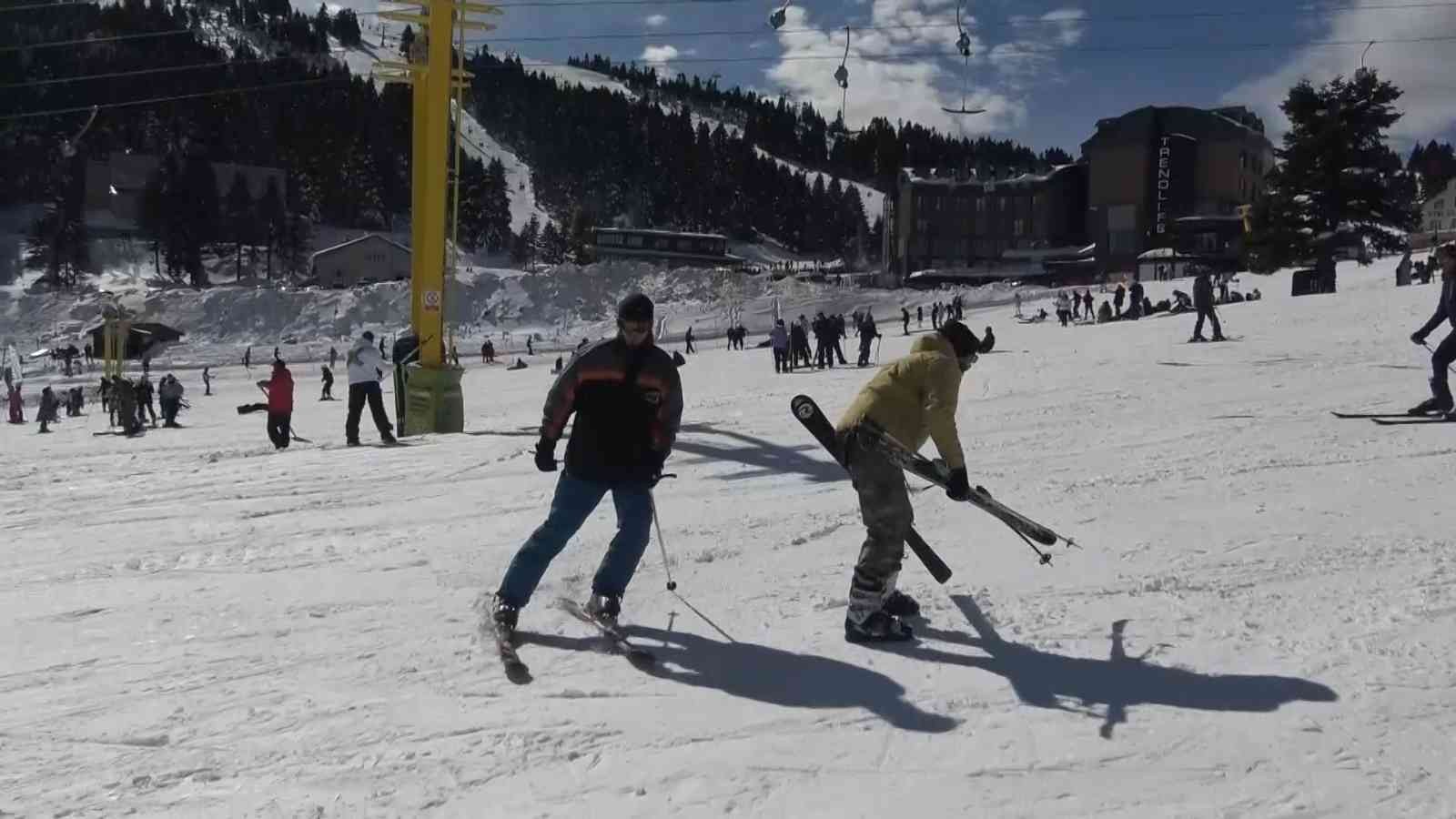 Uludağ’da tatilciler sezonun sonlarına doğru güneşli havada kayak yapmanın keyfini çıkarttı. Kış turizminin gözde merkezlerinden Uludağ’da sezon ...