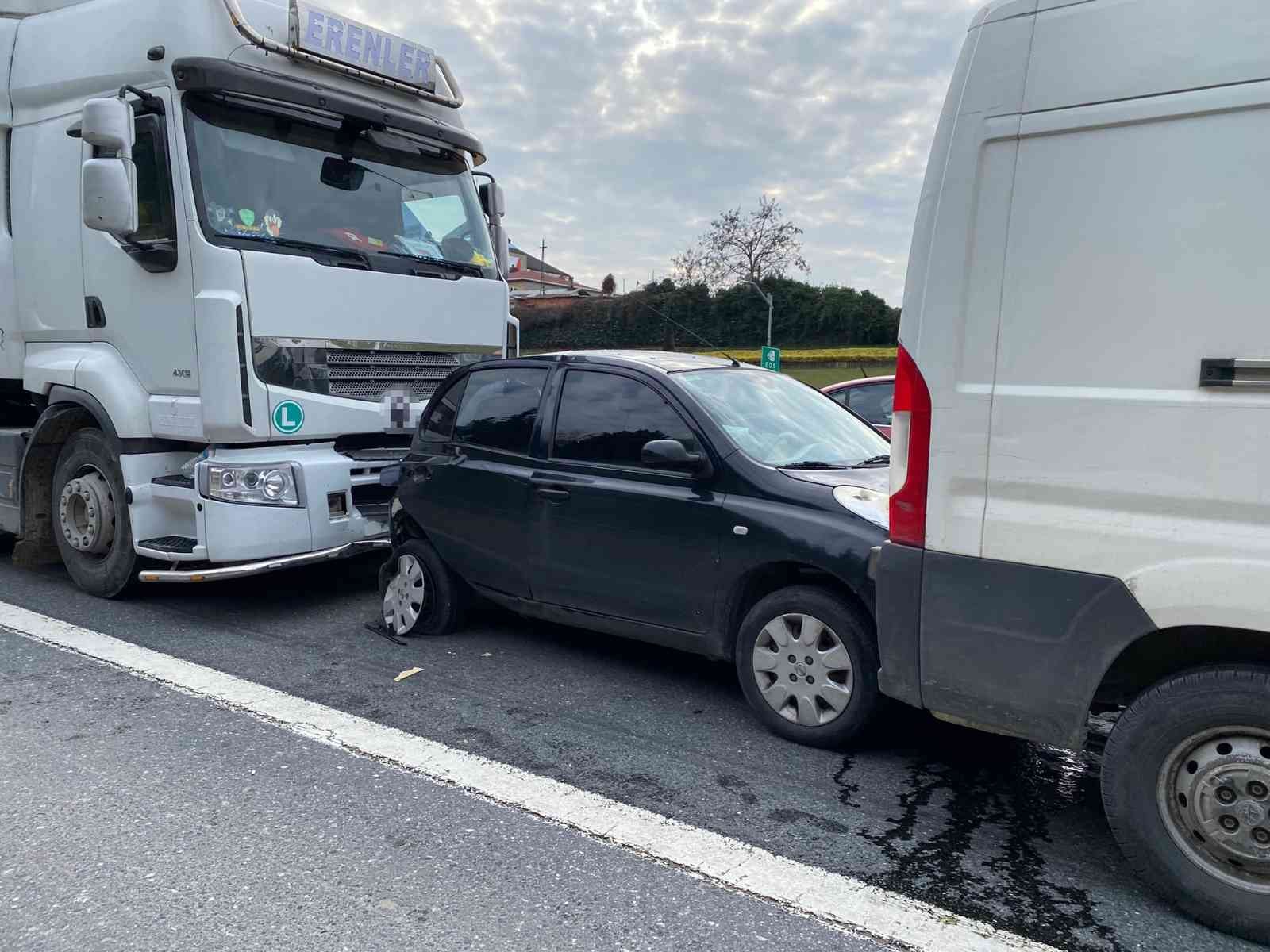 Ümraniye TEM Otoyolu’nda 6 aracın karıştığı zincirleme trafik kazasında 1 kişi hafif şekilde yaralandı. Kaza nedeniyle trafik yoğunluğu oluştu ...