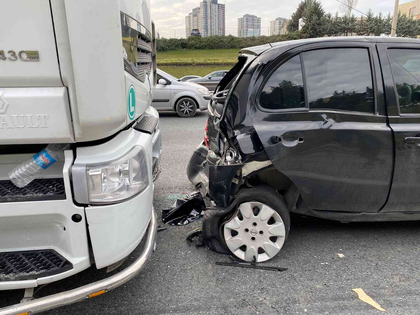 Ümraniye TEM Otoyolu’nda 6 aracın karıştığı zincirleme trafik kazasında 1 kişi hafif şekilde yaralandı. Kaza nedeniyle trafik yoğunluğu oluştu ...