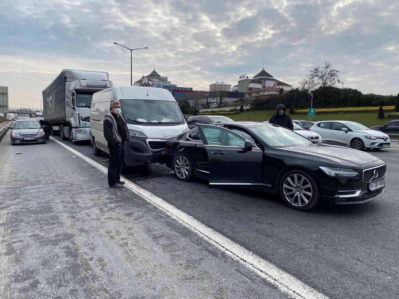 Ümraniye TEM Otoyolu’nda 6 aracın karıştığı zincirleme trafik kazasında 1 kişi hafif şekilde yaralandı. Kaza nedeniyle trafik yoğunluğu oluştu ...