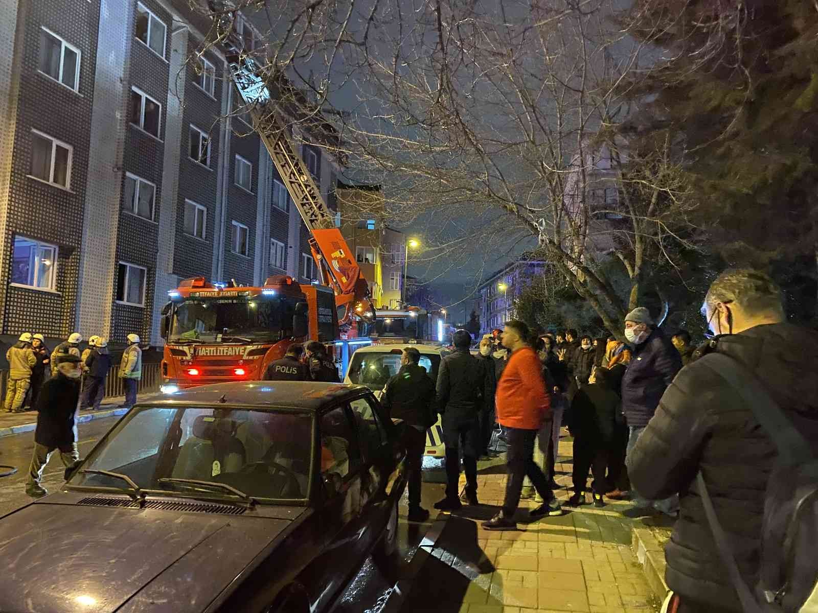 İstanbul Üsküdar’da, 5 katlı binanın çatısında çıkan yangın paniğe yol açtı. Kısa sürede yan binaya da sıçrayan yangın, diğer ilçelerden gelen ...