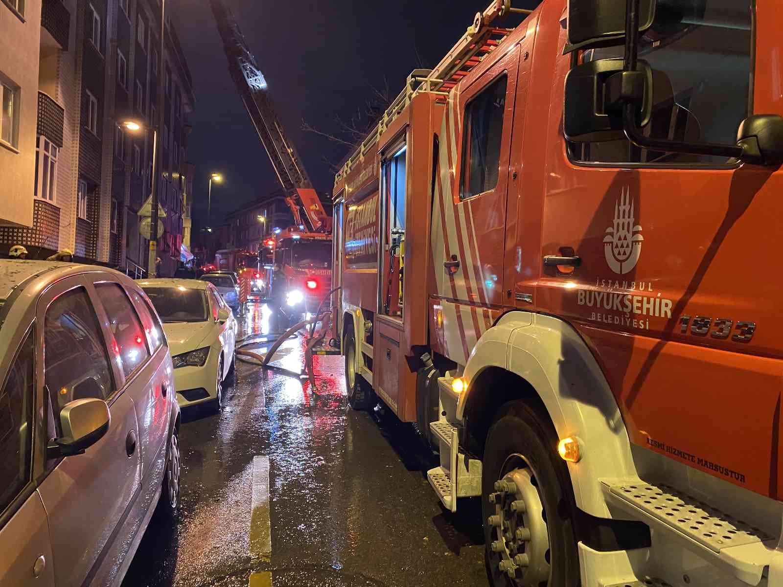 İstanbul Üsküdar’da, 5 katlı binanın çatısında çıkan yangın paniğe yol açtı. Kısa sürede yan binaya da sıçrayan yangın, diğer ilçelerden gelen ...