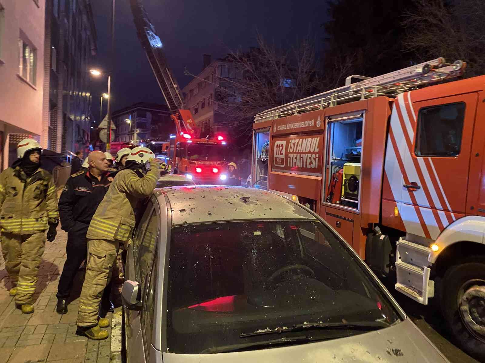 İstanbul Üsküdar’da, 5 katlı binanın çatısında çıkan yangın paniğe yol açtı. Kısa sürede yan binaya da sıçrayan yangın, diğer ilçelerden gelen ...