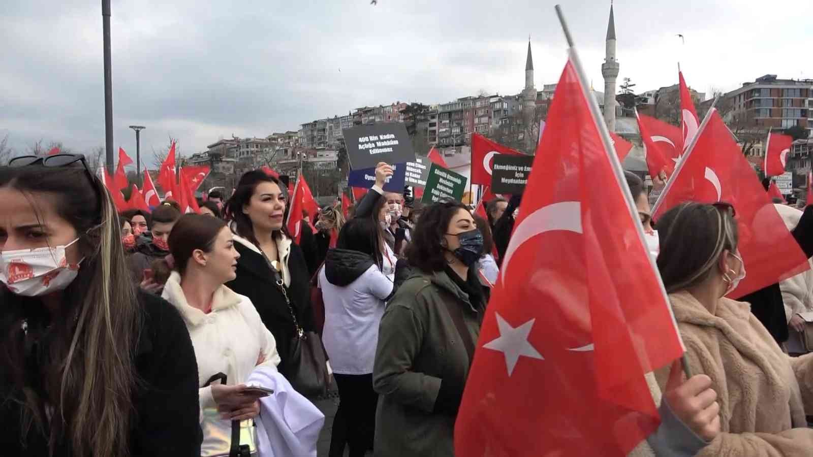 Danıştay tarafından verilen karar sonrası güzellik salonlarında fotoepilasyon cihazlarının kullanımının yasaklanmasına karşı Türkiye’nin dört bir ...