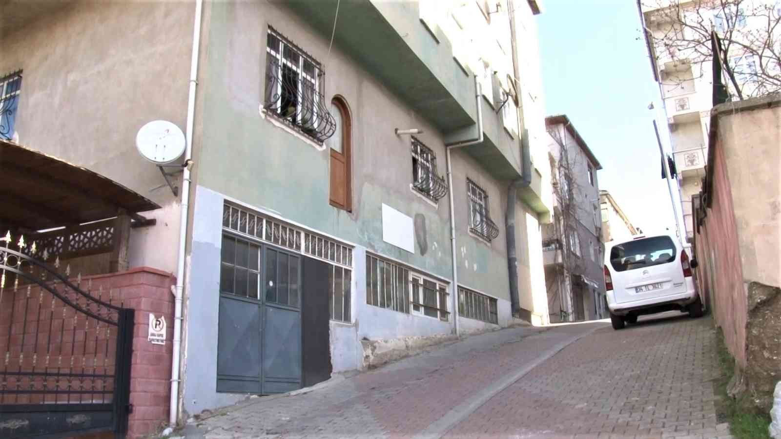 Üsküdar’da bir binaya ait dairenin arka cephesinde yer alan kapının, çıkışı olmaması görenleri şaşkına çeviriyor. Kapının önünde balkon ya da ...