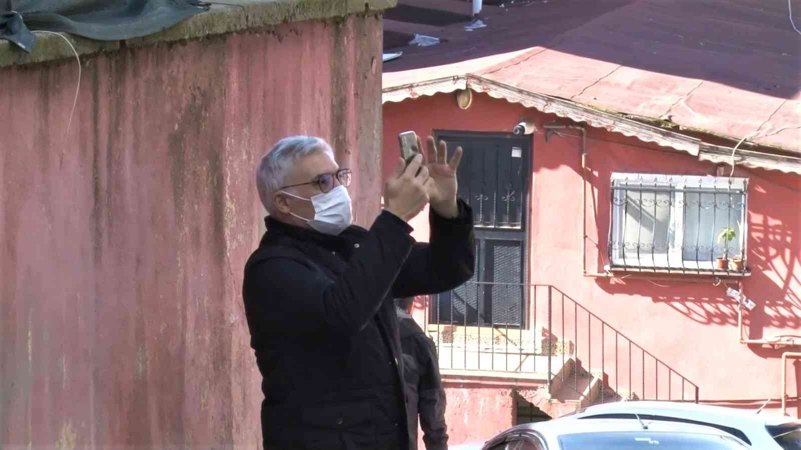 Üsküdar’da bir binaya ait dairenin arka cephesinde yer alan kapının, çıkışı olmaması görenleri şaşkına çeviriyor. Kapının önünde balkon ya da ...