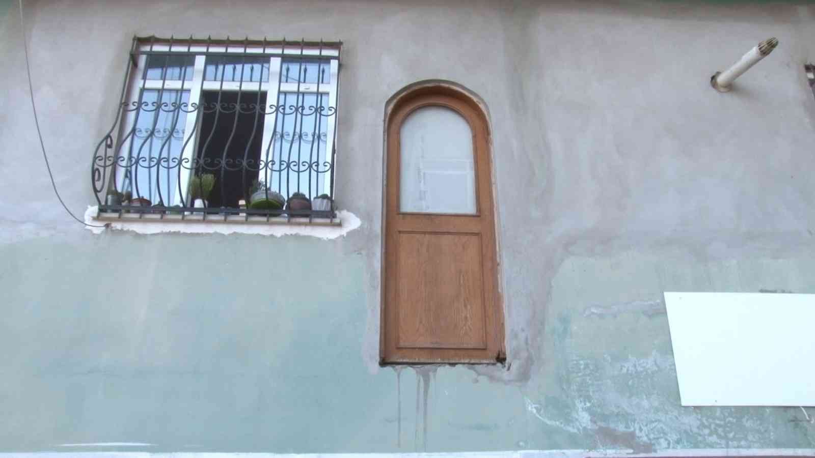 Üsküdar’da bir binaya ait dairenin arka cephesinde yer alan kapının, çıkışı olmaması görenleri şaşkına çeviriyor. Kapının önünde balkon ya da ...