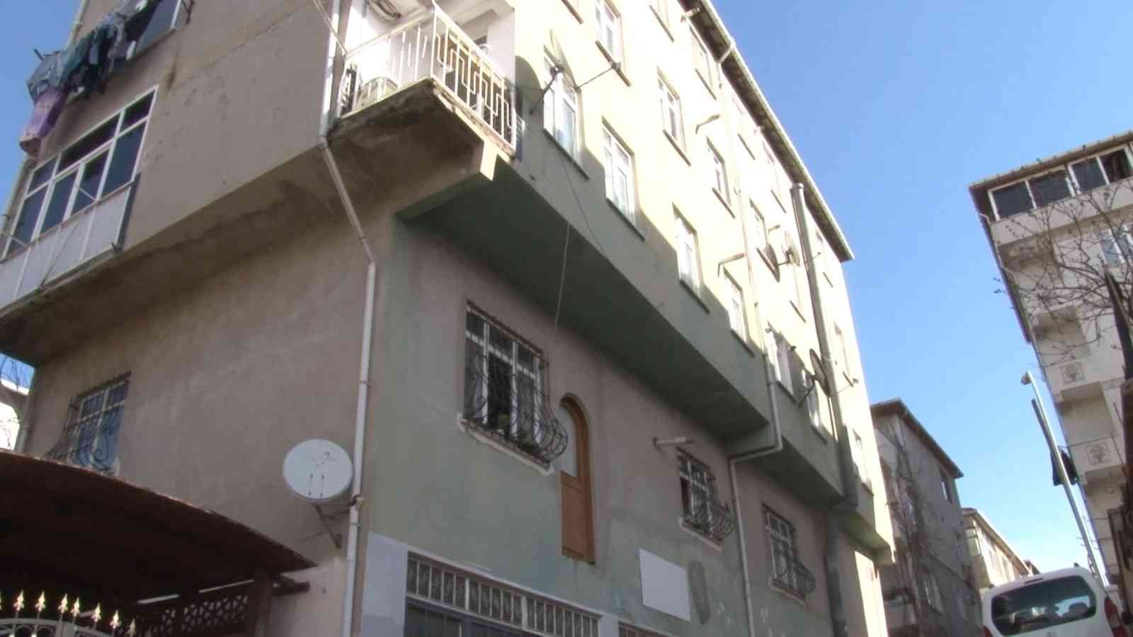 Üsküdar’da bir binaya ait dairenin arka cephesinde yer alan kapının, çıkışı olmaması görenleri şaşkına çeviriyor. Kapının önünde balkon ya da ...