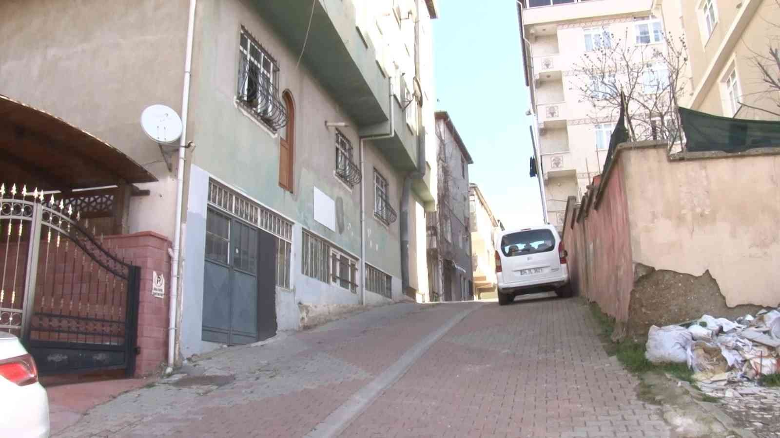 Üsküdar’da bir binaya ait dairenin arka cephesinde yer alan kapının, çıkışı olmaması görenleri şaşkına çeviriyor. Kapının önünde balkon ya da ...