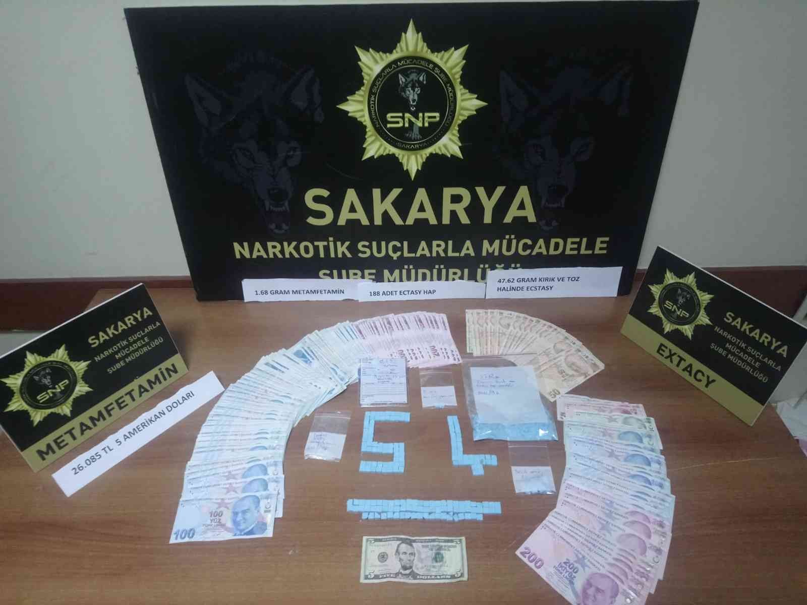 Sakarya’da polis ekiplerince gerçekleştirilen uyuşturucu operasyonunda yakalanacağını anlayan şüpheliler uyuşturucu maddesini yola saçarak ...