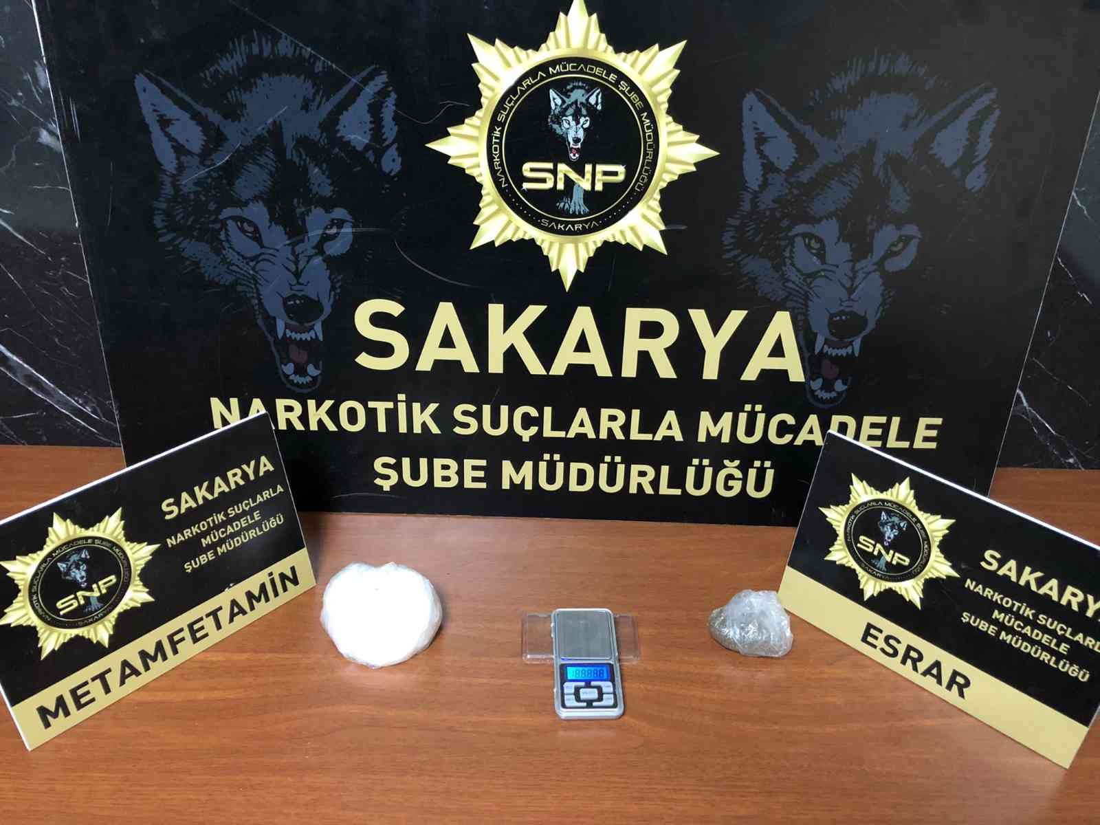 Sakarya’da polis ekiplerince gerçekleştirilen uyuşturucu operasyonunda yakalanacağını anlayan şüpheliler uyuşturucu maddesini yola saçarak ...