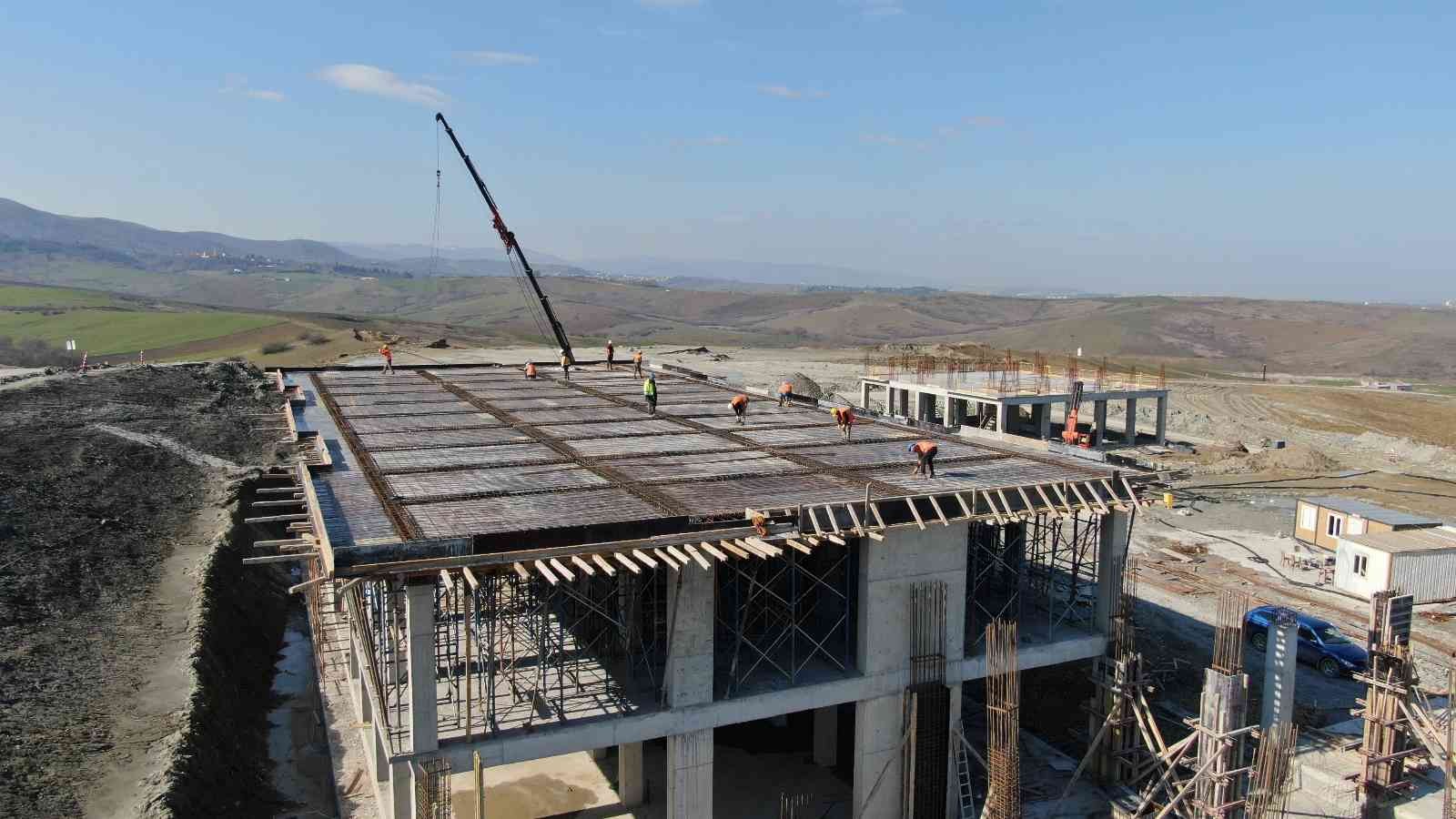 Yalova Makine İhtisas OSB, kuracağı barajla sanayinin su ihtiyacını karşılarken; yüzer güneş enerji santraliyle de fabrikalara elektrik ...