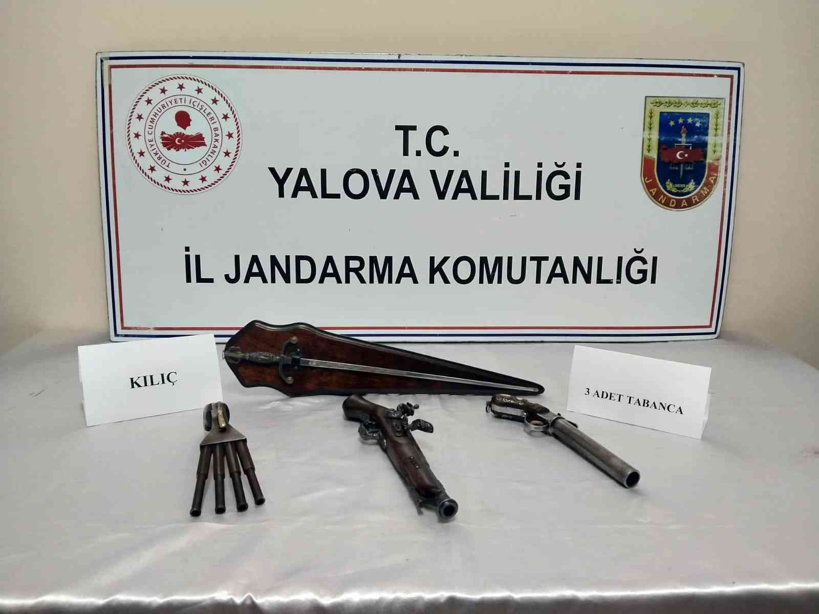 Yalova İl Jandarma Komutanlığı tarafından düzenlenen tarihi eser operasyonunda 1 kişi gözaltına alınırken, 3 adet tarihi tabanca ve bir kılıç ele ...