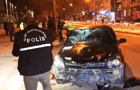 Edirne’de motosikletiyle yaya geçidini kullanarak bulvarın karşı şeridine geçmek isterken, otomobilin çarptığı motosiklet sürücü yaşam savaşı ...