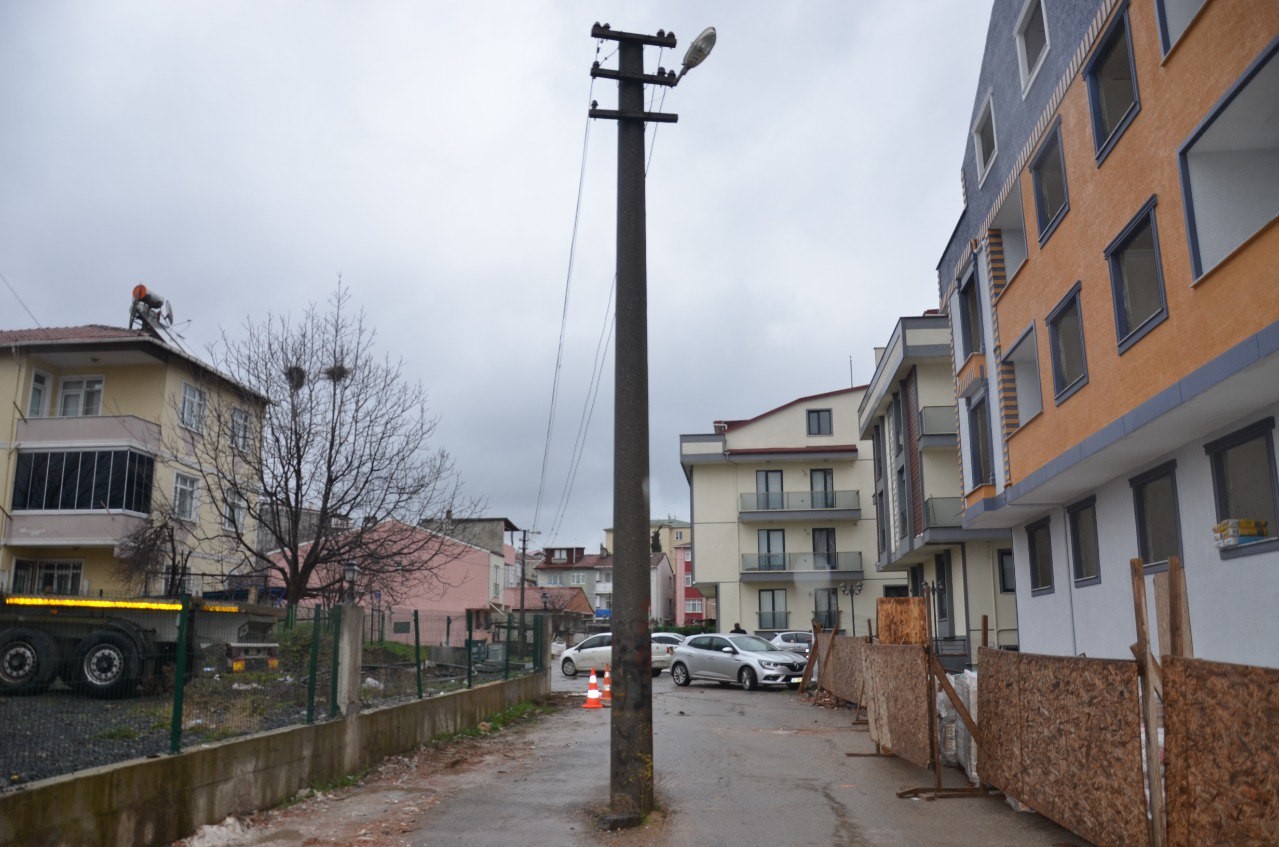 Kocaeli’nin Gebze ilçesinde yolun ortasında bulunan elektrik direği görenleri şaşırtırken, kazaya da davetiye çıkarıyor. Vatandaşlar, tehlike ...