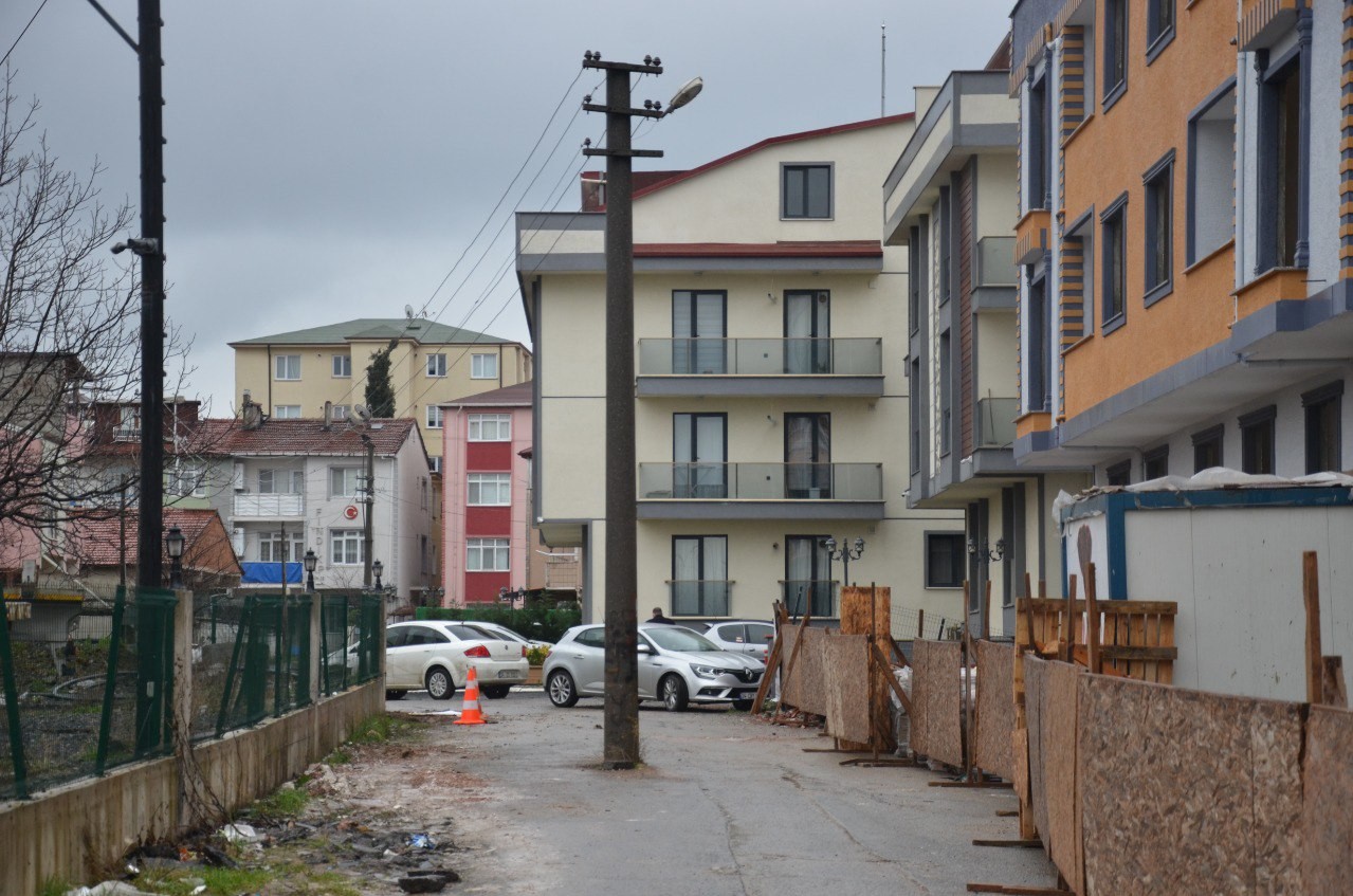 Kocaeli’nin Gebze ilçesinde yolun ortasında bulunan elektrik direği görenleri şaşırtırken, kazaya da davetiye çıkarıyor. Vatandaşlar, tehlike ...