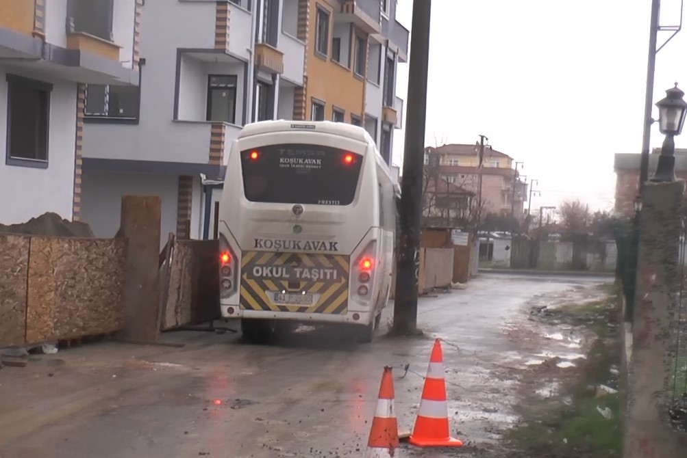 Kocaeli’nin Gebze ilçesinde yolun ortasında bulunan elektrik direği görenleri şaşırtırken, kazaya da davetiye çıkarıyor. Vatandaşlar, tehlike ...