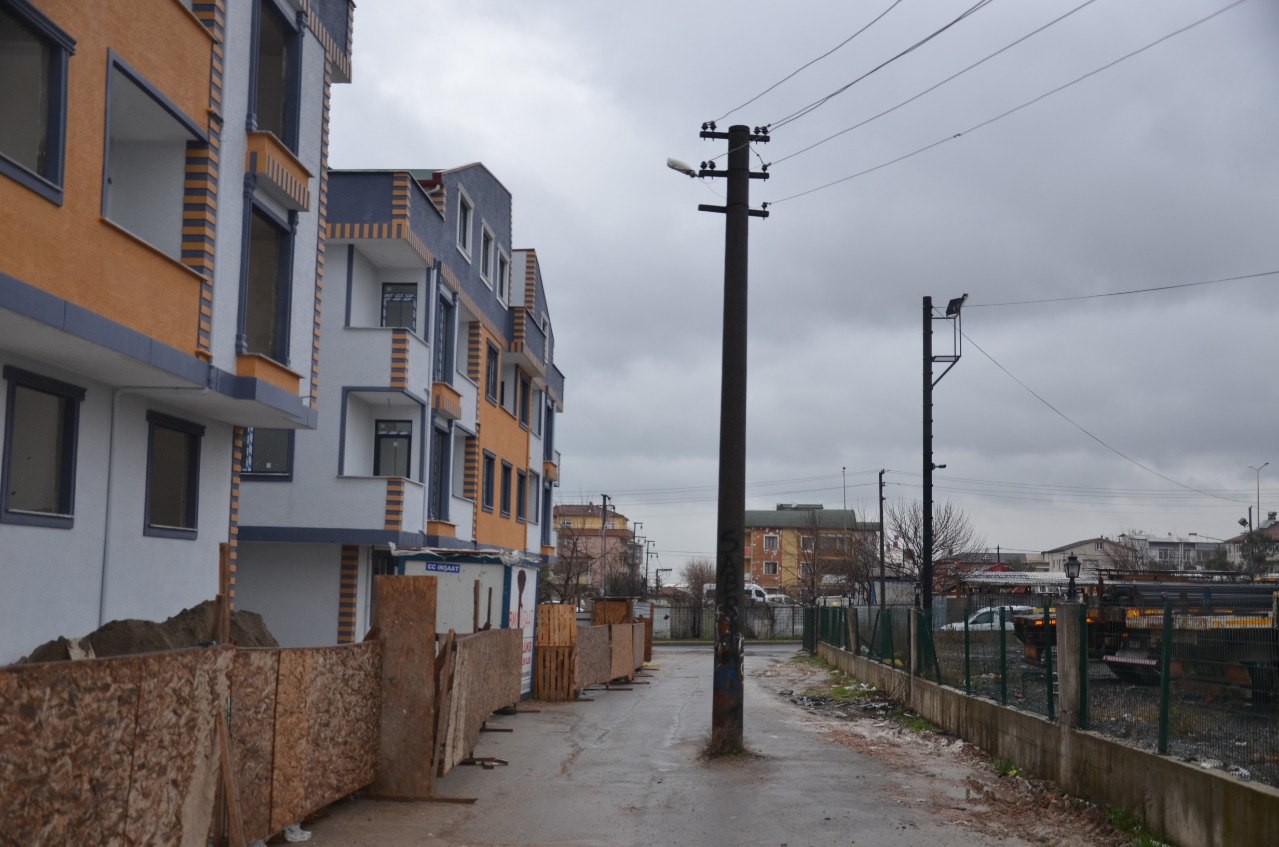 Kocaeli’nin Gebze ilçesinde yolun ortasında bulunan elektrik direği görenleri şaşırtırken, kazaya da davetiye çıkarıyor. Vatandaşlar, tehlike ...