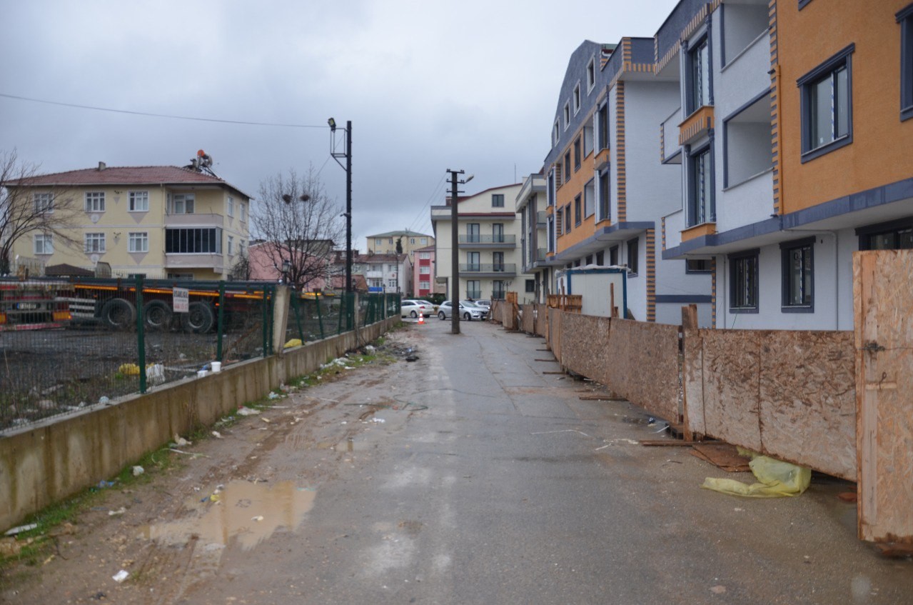 Kocaeli’nin Gebze ilçesinde yolun ortasında bulunan elektrik direği görenleri şaşırtırken, kazaya da davetiye çıkarıyor. Vatandaşlar, tehlike ...