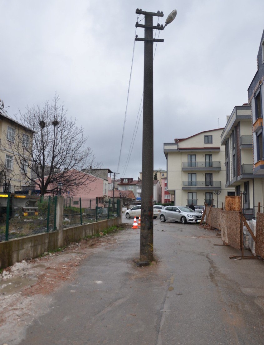 Kocaeli’nin Gebze ilçesinde yolun ortasında bulunan elektrik direği görenleri şaşırtırken, kazaya da davetiye çıkarıyor. Vatandaşlar, tehlike ...